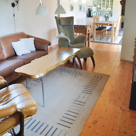בית נופש Three-bedroom Holiday In אוטרופ